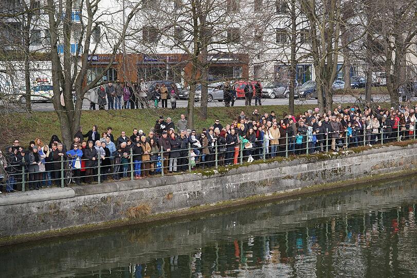 Am Ufer haben sich viele Gläubige und Schaulustige eingefunden.