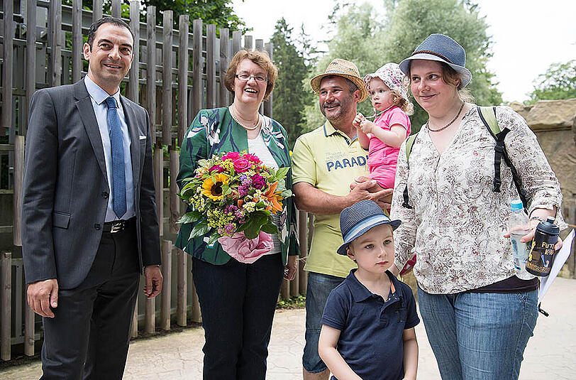 2016: Tierparkdirektor Rasem Baban und Christine Strobl, Buergermeisterin und Hellabrunn-Aufsichtsratsvorsitzende begruessen am Dienstag die millionste Besucherin.