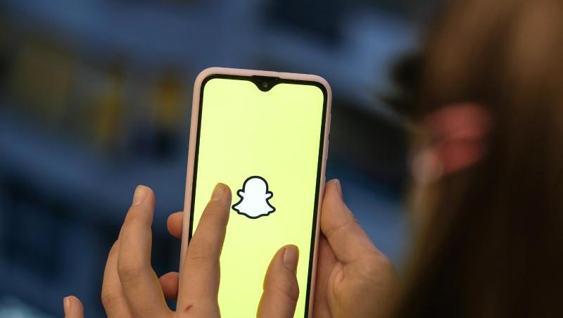 Ein Mädchen hält ihr Smartphone in den Händen. In vielen Familien ist das Smartphone ein großes Streitthema. Ein Mädchen hält ihr Smartphone in den Händen. In vielen Familien ist das Smartphone ein großes Streitthema.
