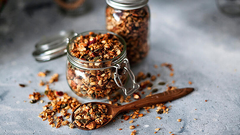 Das Granola wird gebacken bis es braun ist.