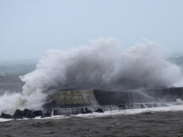 Eine Welle bricht am Hafendamm der Gemeinde Saint-Jean de Luz an der französischen Atlantikküste.