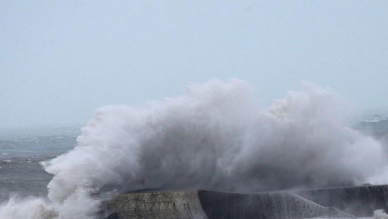 Eine Welle bricht am Hafendamm der Gemeinde Saint-Jean de Luz an der französischen Atlantikküste.