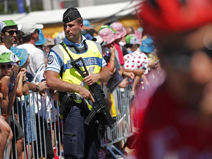 Die Gendarmerie hat während der Tour de France ordentlich zu tun.