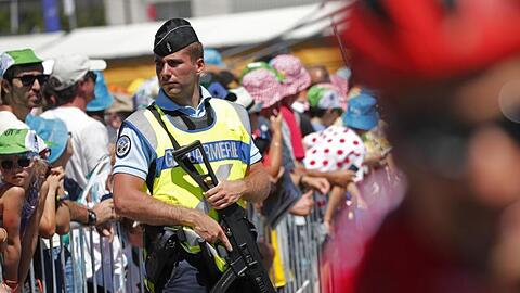 Die Gendarmerie hat während der Tour de France ordentlich zu tun.