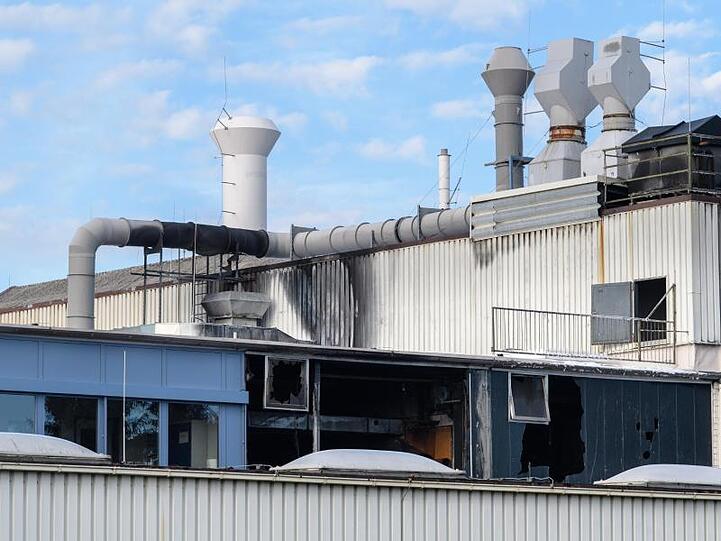 Eine durch Feuer beschädigte Werkshalle des Luftfahrtzulieferers Premium Aerotec. Foto: Matthias Balk