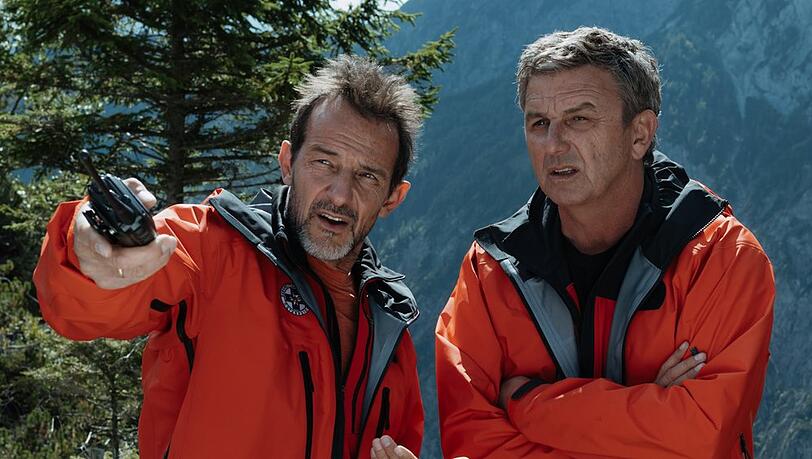 "Der Bergdoktor: Am Anschlag": Trotz seiner Krankschreibung nimmt Moritz St&ouml;lzer (Hans-Werner Meyer, l.) an der Suchaktion der Bergrettung teil.