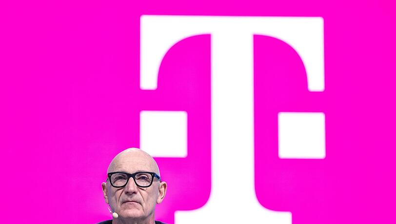 Telekom-Chef Tim H&ouml;ttges geht auf Kuschelkurs zu US-Technologieriesen.