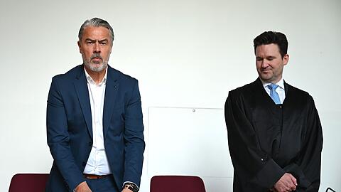 Kl&auml;ger Matthias Timm neben seinem Anwalt Dennis Geissler zu Beginn der Bonner Verhandlung.