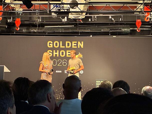 Harry Kane wird mit dem goldenen Schuh ausgezeichnet. Harry Kane wird mit dem goldenen Schuh ausgezeichnet.