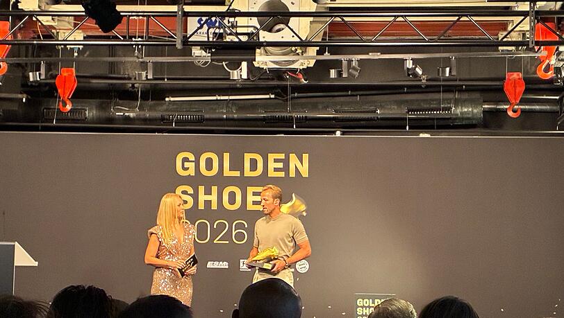 Harry Kane wird mit dem goldenen Schuh ausgezeichnet. Harry Kane wird mit dem goldenen Schuh ausgezeichnet.