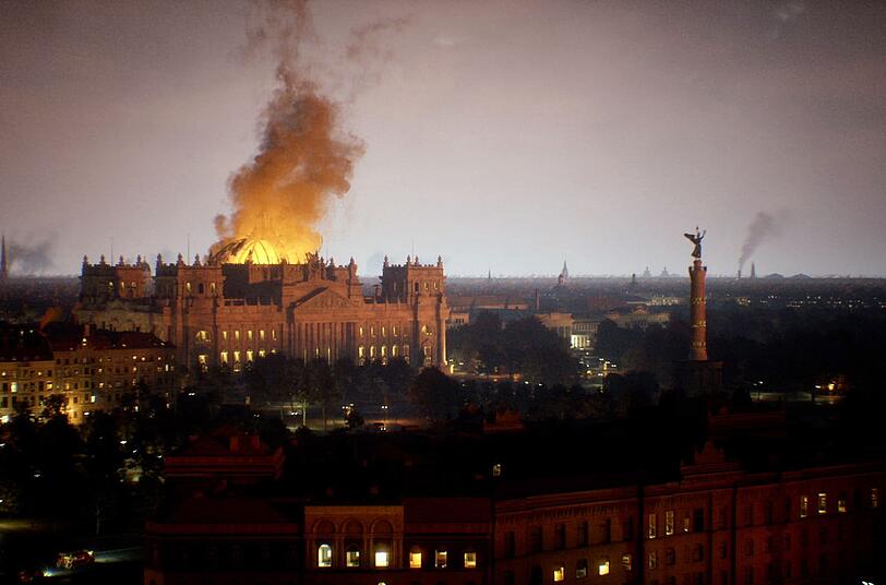 Am 27./28. Februar geschieht der Reichstagsbrand in Berlin. Er dient den Nazis als Vorwand für die Reichstagsbrandverordnung, die zentrale Grundrechte außer Kraft setzt. "Babylon Berlin - Die Doku" schildert die wahren politischen Hintergründe zur finalen Staffel der deutschen Mega-Serie. Am 27./28. Februar geschieht der Reichstagsbrand in Berlin. Er dient den Nazis als Vorwand für die Reichstagsbrandverordnung, die zentrale Grundrechte außer Kraft setzt. "Babylon Berlin - Die Doku" schildert die wahren politischen Hintergründe zur finalen Staffel der deutschen Mega-Serie.