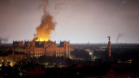 Am 27./28. Februar geschieht der Reichstagsbrand in Berlin. Er dient den Nazis als Vorwand f&uuml;r die Reichstagsbrandverordnung, die zentrale Grundrechte au&szlig;er Kraft setzt. "Babylon Berlin - Die Doku" schildert die wahren politischen Hintergr&uuml;nde zur finalen Staffel der deutschen Mega-Serie.