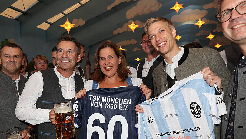 1860-Präsident Gernot Mang mit Sport-Bürgermeisterin Verena Dietl und Münchens OB Dominik Krause. 1860-Präsident Gernot Mang mit Sport-Bürgermeisterin Verena Dietl und Münchens OB Dominik Krause.