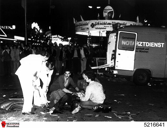 Helfer versorgen Opfer des Attentats auf das Oktoberfest im September 1980.