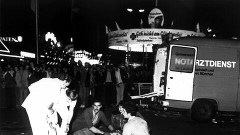 Helfer versorgen Opfer des Attentats auf das Oktoberfest im September 1980.