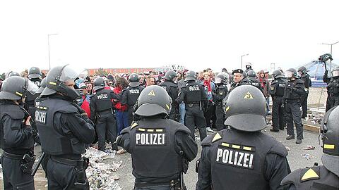 Die Polizei schreitet ein, als beim Spiel gegen Nürnberg Bayern-Ultras auf Nürnberg-Fans losgehen.