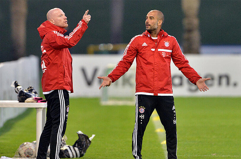 Matthias Sammer (l.) und Pep Guardiola auf dem Trainingsgelände in Katar. Der FC Bayern reist bereits zum fünften Mal ins Trainingslager in den Wüstenstaat.