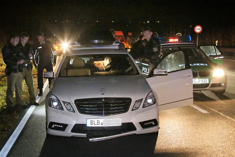 In der Nähe von Altötting konnte die Polizei einen volltrunkenen Fahrer erst durch den Einsatz eines Nagelbretts stoppen.