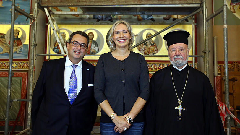 Saskia Greipl-Kostantinides mit ihrem Mann Stavros Kostantinides (l.) und Pater Apostolos Malamoussis.