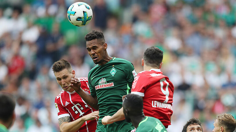 Das Hinspiel gewann die Bayern in Bremen mit 2:0. Hier stören Niklas Süle (links) und Robert Lewandowski den Werderaner Theodor Gebre Selassie.