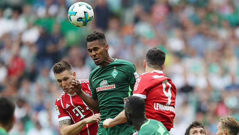 Das Hinspiel gewann die Bayern in Bremen mit 2:0. Hier stören Niklas Süle (links) und Robert Lewandowski den Werderaner Theodor Gebre Selassie. Das Hinspiel gewann die Bayern in Bremen mit 2:0. Hier stören Niklas Süle (links) und Robert Lewandowski den Werderaner Theodor Gebre Selassie.