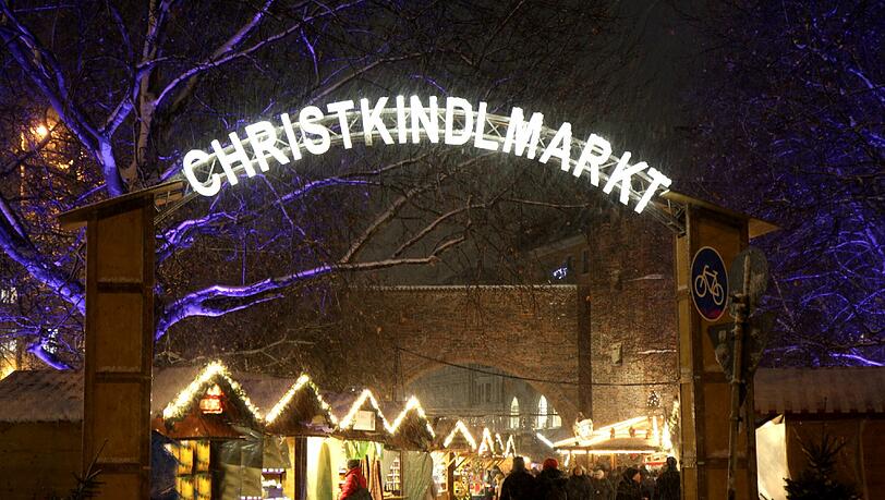 Hübscher Schriftzug, blau beleuchtete Bäume: der Christkindlmarkt am Sendlinger Tor. Hübscher Schriftzug, blau beleuchtete Bäume: der Christkindlmarkt am Sendlinger Tor.