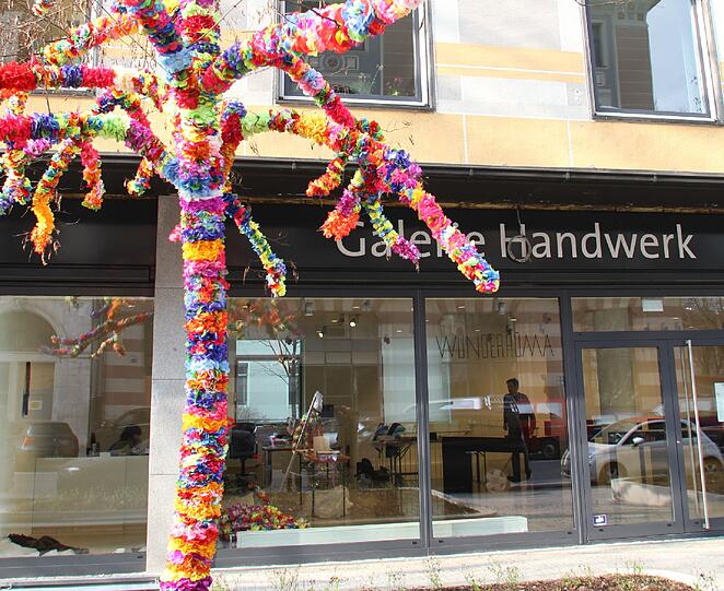 Schmuck aus Neuseeland wird bei der Ausstellung in der Galerie Handwerk gezeigt.