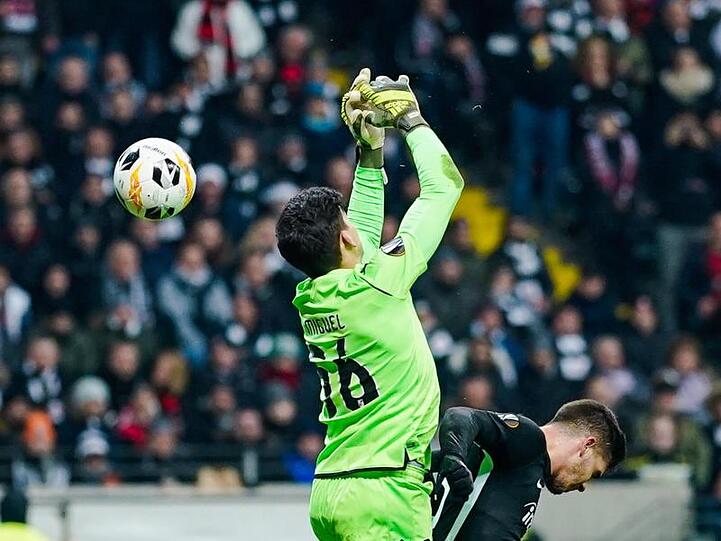 Guimaraes-Keeper Miguel Silva griff daneben - die Eintracht glich durch Danny da Costa aus.