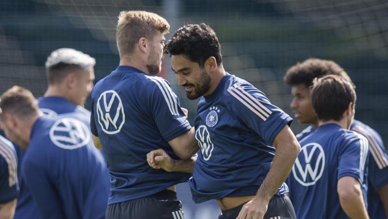 Ilkay Gündogan (M) wird gegen Island von Beginn an spielen.