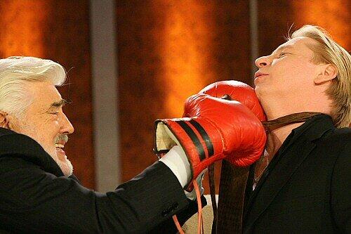 Adorf (links) und Becker binden sich die Krawatten - mit Boxhandschuhen