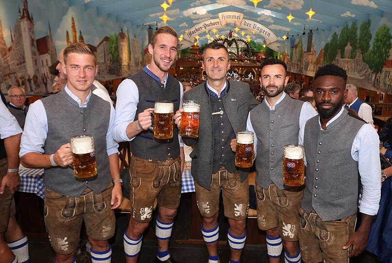 Und die Löwen waren auch in Feierlaune (v.l): Martin Kobylanski, Marco Hiller, Trainer Michael Köllner, Albion Vrenezi und Joseph Boyamba auf der Wiesn.