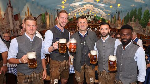 Löwen in Feierlaune (v.l): Martin Kobylanski, Marco Hiller, Trainer Michael Köllner, Albion Vrenezi und Joseph Boyamba auf der Wiesn.