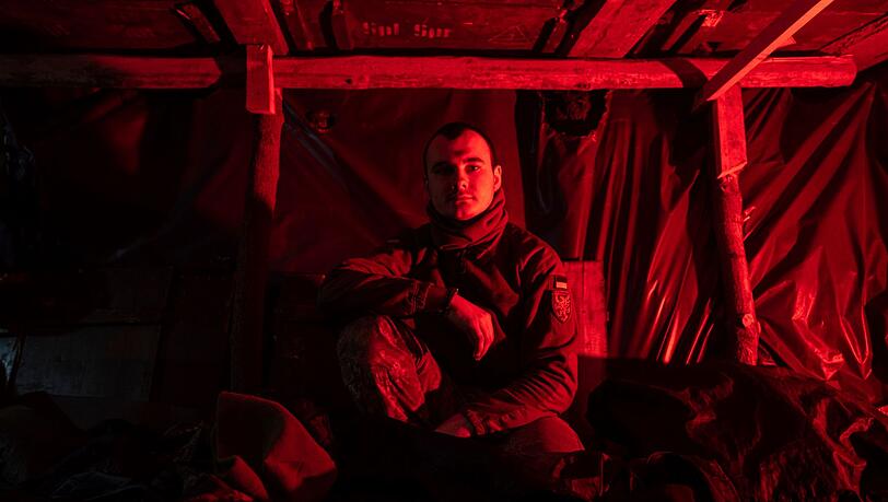 Im Krieg gegen die Ukraine fehlt es beiden Seiten an Munition - hier ein ukrainischer Soldat in Bachmut.