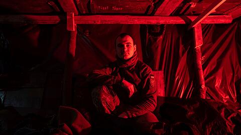 Im Krieg gegen die Ukraine fehlt es beiden Seiten an Munition - hier ein ukrainischer Soldat in Bachmut.