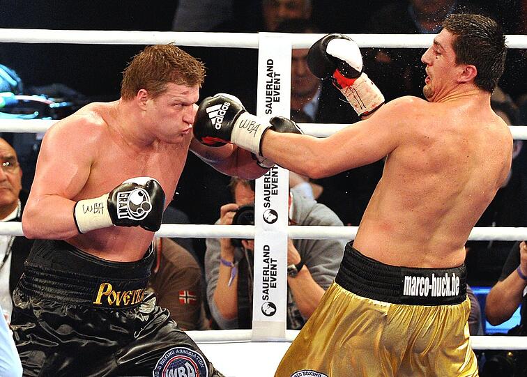 Marco Huck verlor Samstagnacht in der Porsche-Arena Stuttgart nach Punkten gegen Titelverteidiger Alexander Powetkin. Am Ring saß auch der Brite Dereck Chisora. Der 28-Jährige hatte eine Woche zuvor in München für einen Skandal gesorgt. Die Bilder