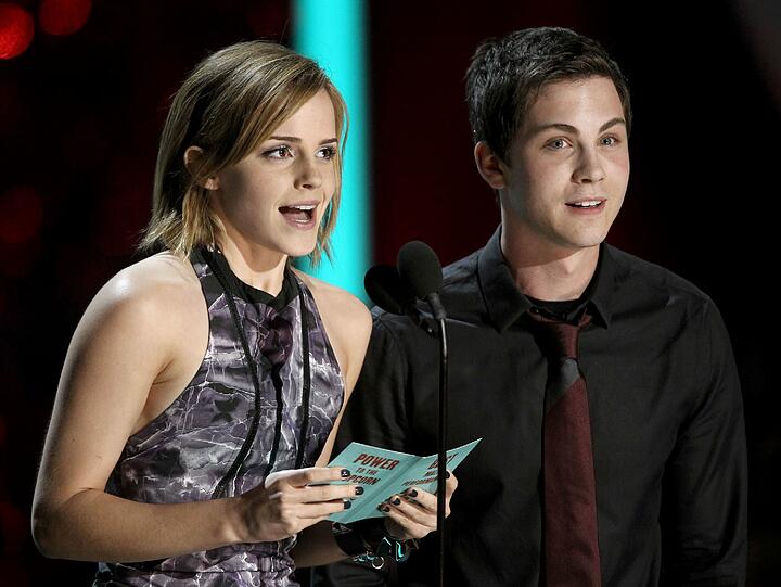 Gerade noch als Preisträgerin auf der Bühne, präsentiert Emma Watson anschließend den Award für den besten männlichen Darsteller. An ihrer Seite: Jungschauspieler Logan Lerman - zuletzt war er mit "Die drei Musketiere" auf der Leinwand zu sehen.