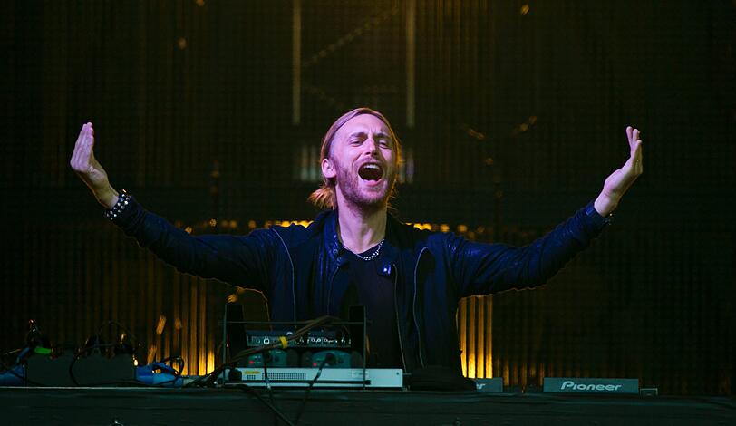 Es war für viele das Highlight des Event-Wochenendes in München. Star-DJ David Guetta legte am Königsplatz auf. Die Bilder vom München-Auftritt.