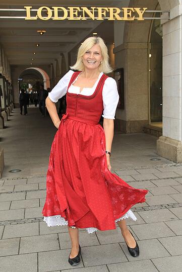 Erfrischender Anblick: Yvonne Meisner in einem klassischen Dirndl in der neuen Trendfarbe Rot.