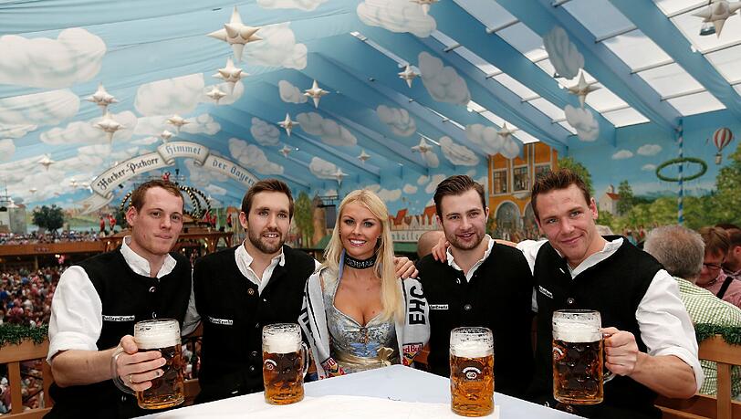 Mit Wiesn-Playmate: Der EHC feiert 2014 auf dem Okotberfest. Die Bilder. Mit Wiesn-Playmate: Der EHC feiert 2014 auf dem Okotberfest. Die Bilder.