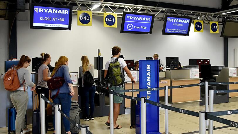 Fluggäste stehen am Flughafen Schönefeld am Check-in von Ryanair. Beim irischen Billigflieger Ryanair hat der bislang härteste Pilotenstreik in der Geschichte des Unternehmens begonnen.