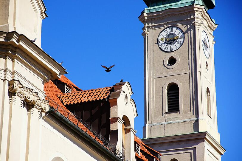 ....einige umkreisen noch die Kirche
