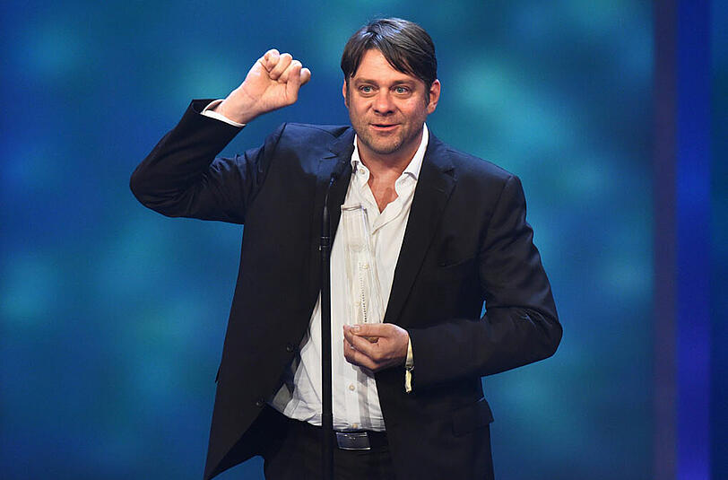 Schauspieler Roeland Wiesnekker freut sich  über die Auszeichnung in der Kategorie Bester Schauspieler im Spreewaldkrimi - Mörderische Hitze.