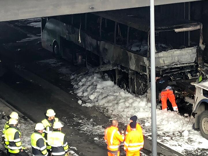 Die Straße blieb zunächst gesperrt. Das Wrack wurde geborgen.