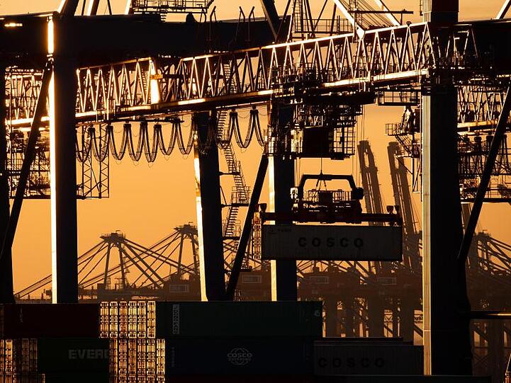Ein Containerschiff der China Ocean Shipping Company (COSCO) wird am Containerterminal Tollerort im Hamburger Hafen entladen.