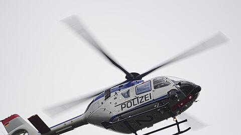 Ein Polizeihubschrauber ist im Einsatz.