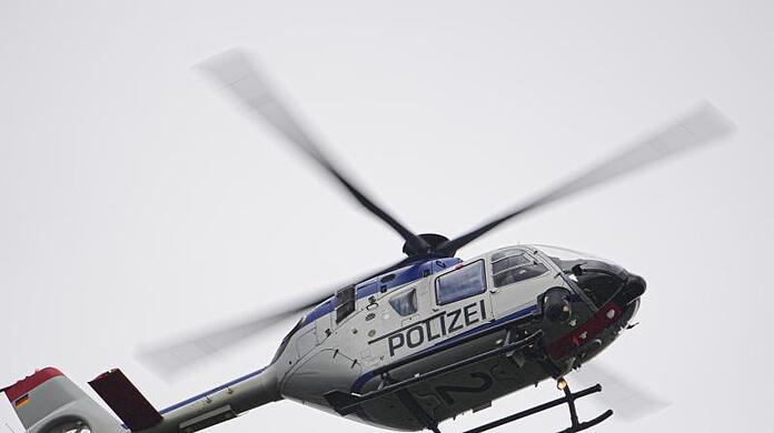 Ein Polizeihubschrauber ist im Einsatz.