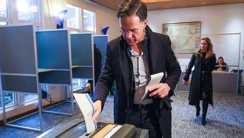 Mark Rutte, Premierminister der Niederlande, gibt in Den Haag seine Steimme für die Provinzwahlen ab.