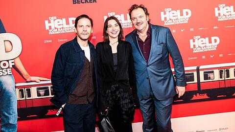 "Der Held vom Bahnhof Friedrichstraße": Charly Hübner (r.) spielt die Titelfigur. Christiane Paul und Daniel Brühl sind ebenfalls in Wolfgang Beckers Kinofilm zu sehen.