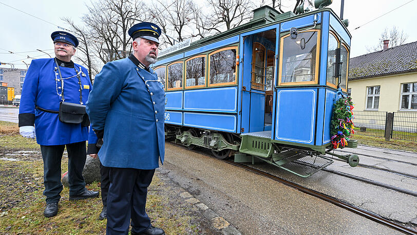 MVG-Mitarbeiter im historischen Schaffner-Kostüm neben der historischen Tram vom Typ "A". MVG-Mitarbeiter im historischen Schaffner-Kostüm neben der historischen Tram vom Typ "A".