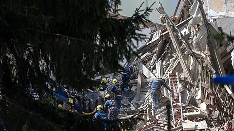 Wettlauf gegen die Zeit - per Hand wird nach Vermissten gesucht.